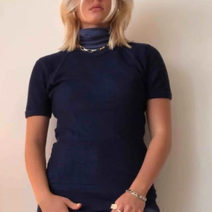  - Långare t-shit i nät material. Köpt second hand. Funkar att ha över en tröja eller funkar bra att typ ha som en strandklänning. Stort användningsområde!!! Går att styla på många sett o vis 💙