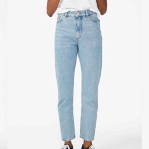  - Helt nya monki jeans, endast provade. Prislapp sitter kvar. Sitter jättefint på (se bild) men var tyvärr fel storlek för mig. Jag betalar frakten:) pris kan diskuteras också! Vill gärna få dem sålda så snabbt som möjligt:))