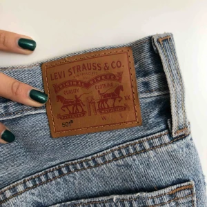  - Säljer dessa fina levis shorts pga för små för mig 💙