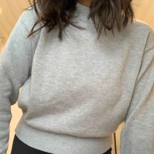  - grå turtle neck tröja med lite större armar & är ganska så oanvänd 