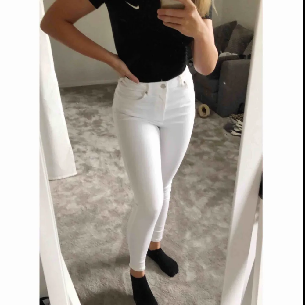 Supersköna & fina jeans ifrån Gina. Aldrig använda. Dom är väldigt stretchiga & sköna. Själv kan ja ha både 36/38 & är 165 lång💞. Jeans & Byxor.