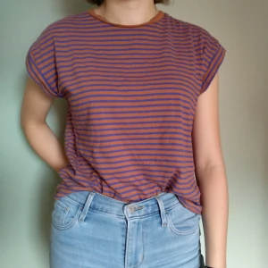  - Randig t-shirt, aldrig använd pga. Har för mycket kläder.🥰