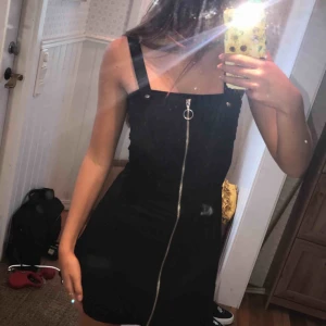  - En svart hängselkjol/klänning från Divided (H&M). I nyskick, ej använd så mycket! Hör gärna av er, köparen står för frakten<3