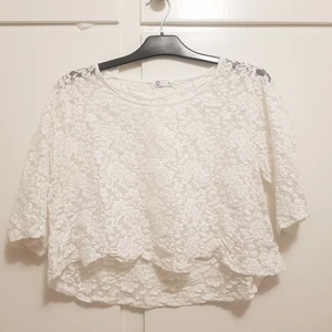  - Vit spets tröja i fint använt skick. Storlek M Inköpt på Cubus 