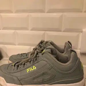 FILA sneakers i militärgrön/grå färg.As balla skor som jag säljer då de inte kommer till användning.köpta för 6 månader sen för 1100kr och jag har använt dem max 5 gånger.  De är i storlek 40 men jag har storlek 38,5 och de passar mig perfekt.