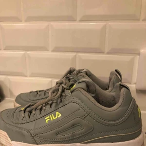 Fila sneakers - FILA sneakers i militärgrön/grå färg.As balla skor som jag säljer då de inte kommer till användning.köpta för 6 månader sen för 1100kr och jag har använt dem max 5 gånger.  De är i storlek 40 men jag har storlek 38,5 och de passar mig perfekt.