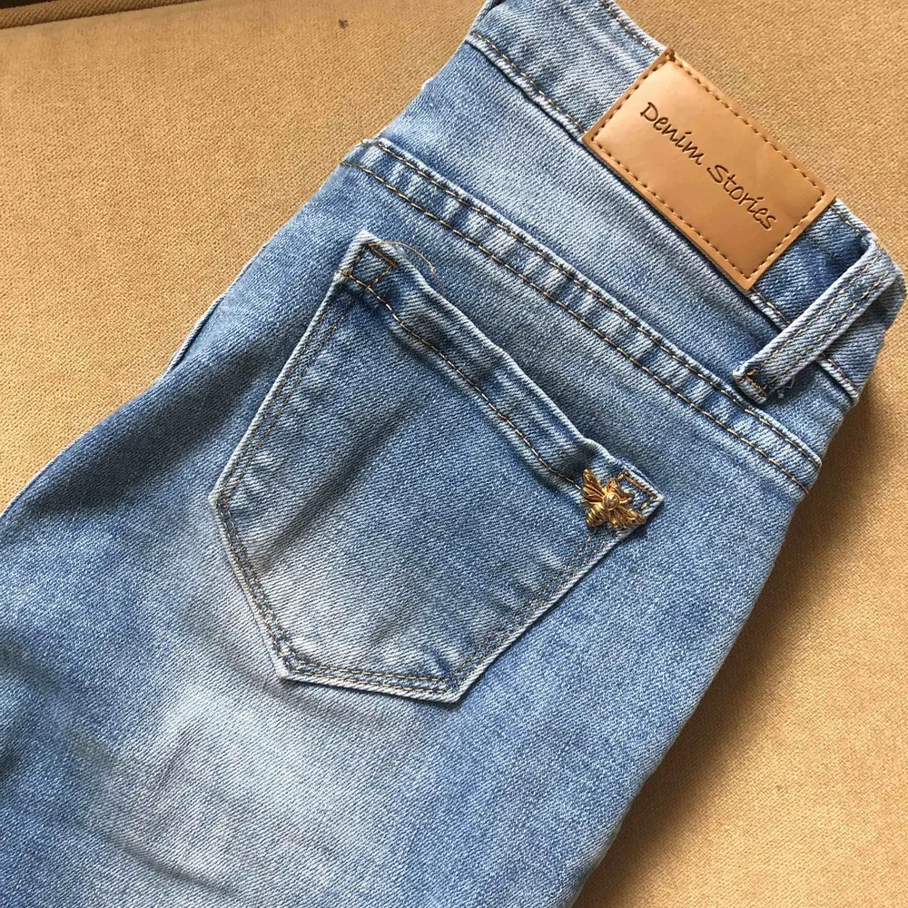 Slim fit Jeans i stretch från Denim Stories (köpta på Tara) i storlek 36 (passar XS-S). Frakt tillkommer. Jeans & Byxor.