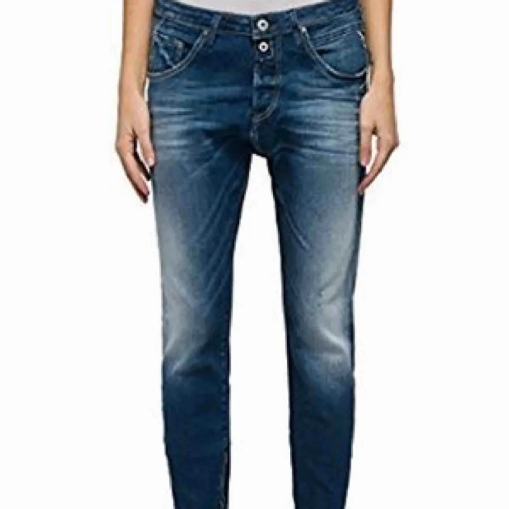 Gråa jeans från Replay i storlek 26. (Sista bilder visar hur dem sitter, boyfriend modell) frakt tillkommer.. Jeans & Byxor.
