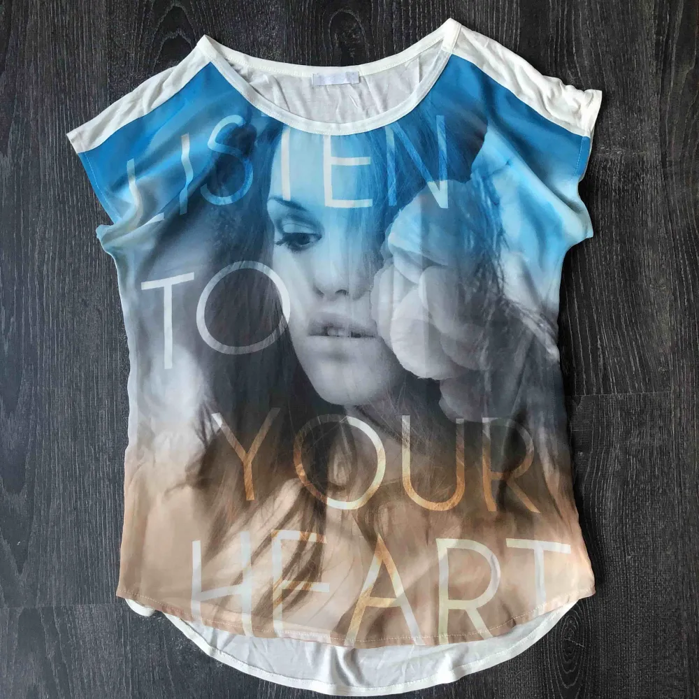 T-shirt 💦 genomskinlig fram💦 texten ”listen to your heart”. T-shirts.