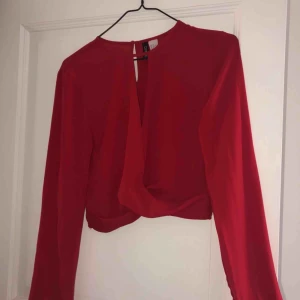  - Fin, tunn och croppad röd långärmad blus. Aldrig använd dock är prislappen urklippt. Köpte denna i våras