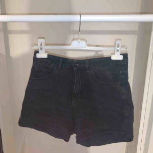  - Svarta denimshorts från Vero Moda i strl S. Använda några gånger men i finfint skick! Pris 70 kr+ frakt 55 kr!
