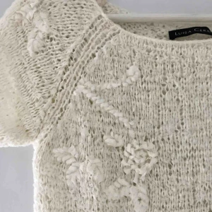  - Jättefin virkad tröja från Luisa Cerano. Lätt genomskinlig med fina virkade rosor/detaljer. I ett bra skick! 
