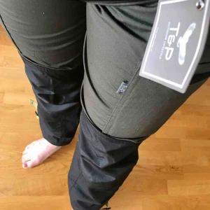  - Helt nya fritidsbyxor i slitstarkt matreal!  Har många fickor, knapp och lite resår i midjan!  Helt nya!  Inköpt för 899kr