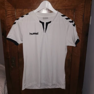  - Skitfin träningstshirt från himmel. Bra skick stl s, 45 kr 