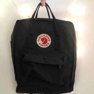 - Medium stor svart äkta fjällräven! Köpt på urban outfiters<33 💖 använd cirka 2 gånger! Frakten är inkluderad! 