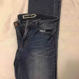 Bootcut jeans från Noisy May. Storlek 27 . Xs/S Bra skick, endast lite slitna i skärphållarna. 💙