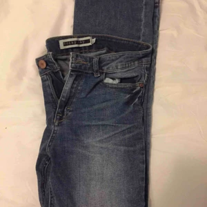  - Bootcut jeans från Noisy May. Storlek 27 . Xs/S Bra skick, endast lite slitna i skärphållarna. 💙