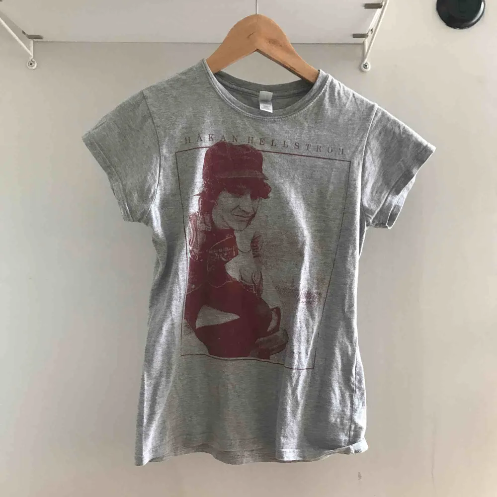 Säljer en jätte fin Håkan Hellström tröja i bra skick, i storlek S! Frakt tillkommer✨✨. T-shirts.