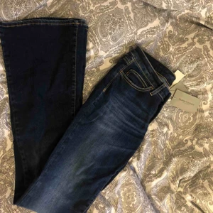  - Mörkblå bootcut  jeans aldrig andvända, har 2 st därför 1 par säljs, är 175 och byxorna är ner till fötterna, storlek s/m Ny pris 1300