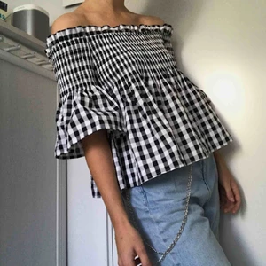  - Jättesöt schackrutig offshoulder blus! Köptes för ca 1 år sen och använd enstaka gånger! Strl M, passar S med