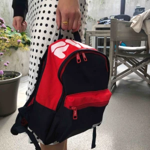  - Liten ryggsäck, får plats med det mesta men inte en dator. 