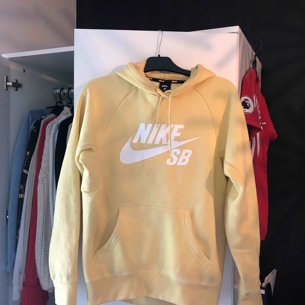 Säljer nu min underbara gula Nike-hoodie😢 Köparen står för frakt, kan även mötas upp i Östersund😊. Hoodies.