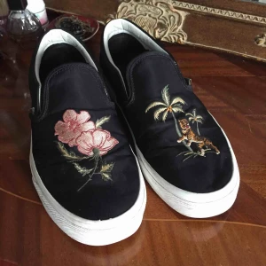  - Ett par Vans som jag tyvärr måste sälja då jag har lite för många skor just nu. Säljes för 350kr + eventuell frakt.  Kan mötas upp i Karlskrona.  Pris kan även diskuteras vid snabb affär! 🤪