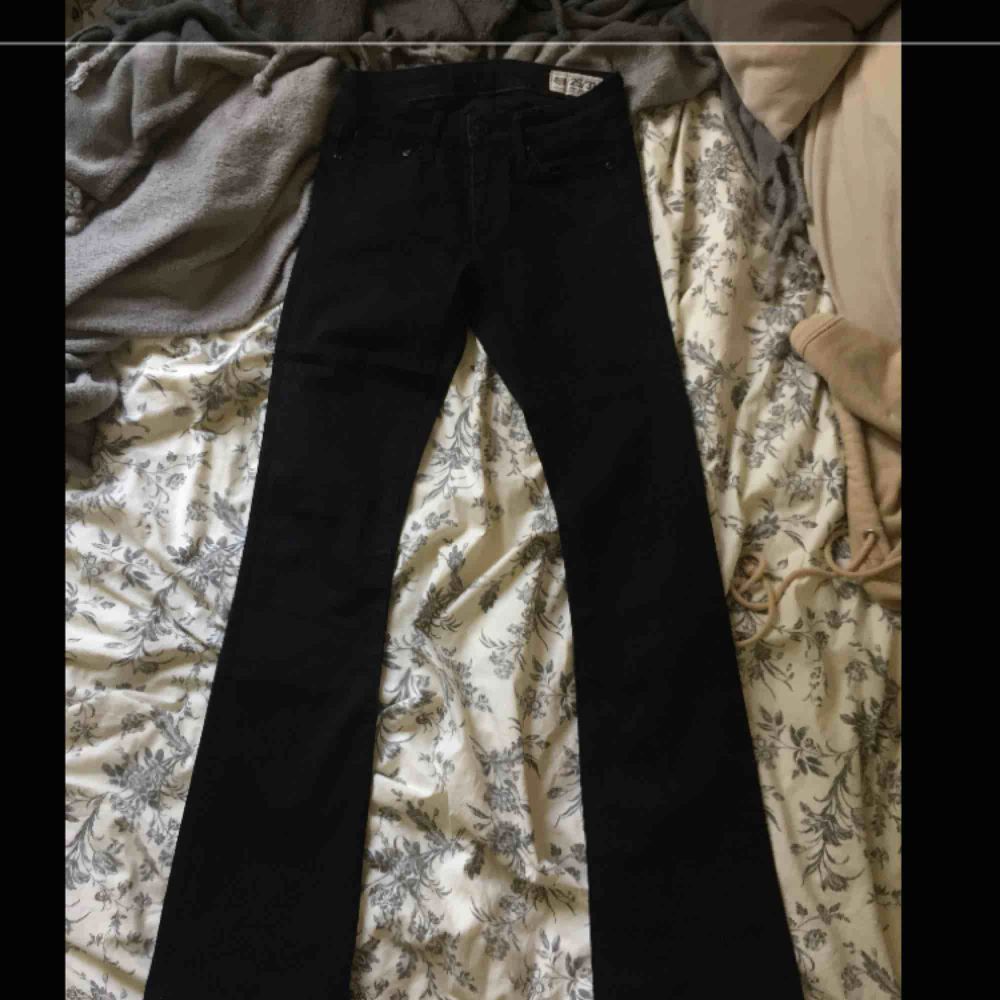 Svarta bootcut jeans från crocker, inga hål, slitningar eller skador. Inte avända mer än typ 5 gånger☺️. Jeans & Byxor.