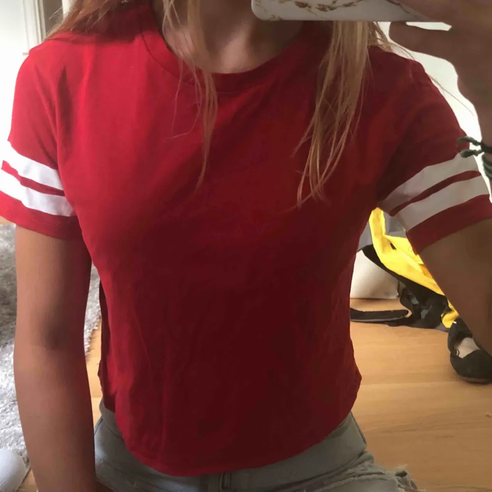 Röd t-Shirt med vita ränder, passar även st S, nästan helt oanvänd, frakt tillkommer eller mötas i Stockholmsområdet . T-shirts.