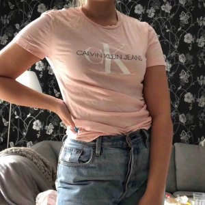  - Rosa tröja från Calvin Klein. XS men skulle mer säga S. Säljer pga ej min stil längre. Köpare står för frakt.