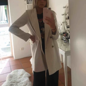  - Kappa från zara, köpt i våras för 999kr men har endast kommit till användning 1-2 ggr. Köparen betalar frakt, pris kan diskuteras💗
