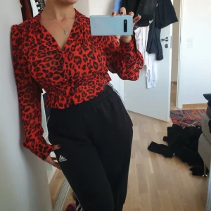  - Jätte fin blus från h&m Jul klädkollektion, har aldrig använt den den här bara varit upphängd i garderoben:) 