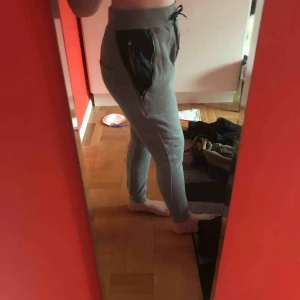  - Gråa mjukisbyxor med skinndetaljer som snören och ficka. Är förstora för mig och har därför aldrig använt dem. Köparen står för frakt