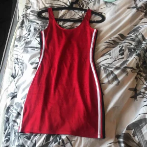  - Röd tajt klänning ifrån H&M!  Nästan aldrig använd. Funkar bäst som S!