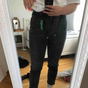  - Helt oanvända mom jeans, nypris 500. Små i storleken så dom passar mig som vanligtvis har w29. 