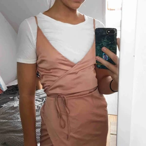  - Vit basic T-shirt från Ginatricot, använd endast en gång. 