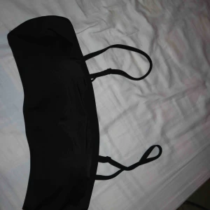  - Svart bikini topp från boohoo strl uk 12. Aldrig använd endast testad. Funkar som en vanlig topp att ha till jeans. Köparen står för frakt. 