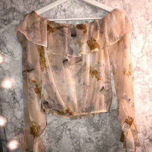  - Fin gul/beige blus! Små knytningar i slutet av ärmarna, rätt genomskinlig. Är inte liten i storleken så passar även S/M beroende på hur man vill att den ska sitta! 💖 Möts upp i Linköping annars står köparen för frakt