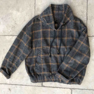  - Nice tjocktröja från forever 21! Knappt använd. Köpare står för frakt men kan även mötas upp!