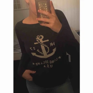  - Mörkblå långärmad skön tröja! Den har en skurning vid höfterna som du kan se på bilden! 