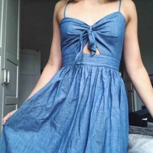  - Jeansklänning med tunna band som går att reglera. 