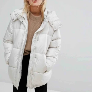  - Vit oversized puffer jacka från weekday, perfekt till vintern. Storlek XS men passar upp till M eftersom den är så pass stor i storleken. Nypris ca1000kr. Använd max 10 gånger. Köparen står för frakt:)