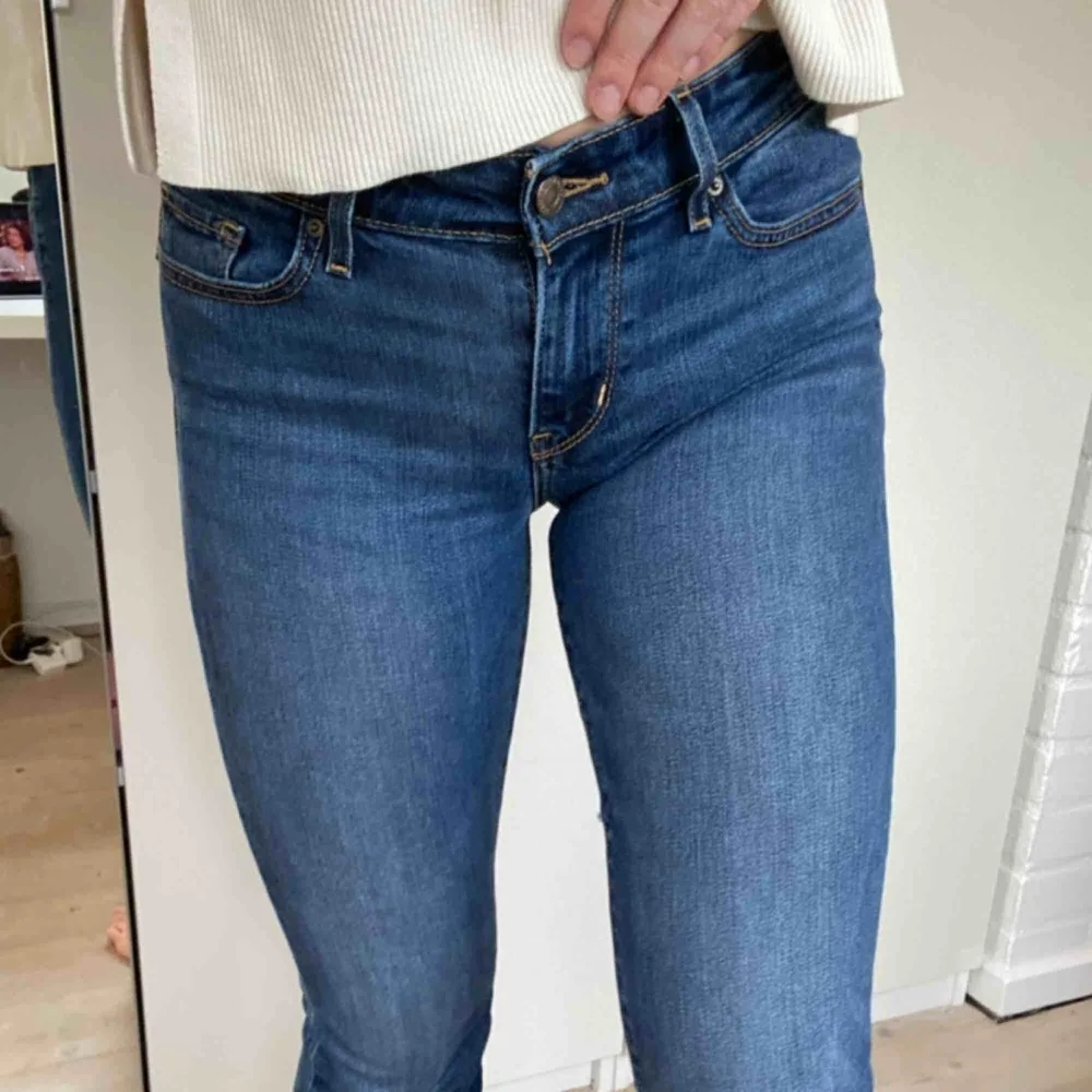 Ett par lågmidjade Levis bootcut jeans, nypris 1000 kr. Använda ett fåtal gånger så är i bra skick. Frakt tillkommer💕💕💕💕💕. Jeans & Byxor.