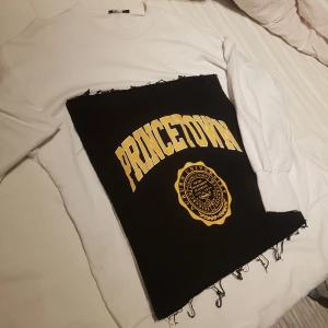  - Collegetröja från boohoo. Storlek s. Frakt ingår i priset 🎉