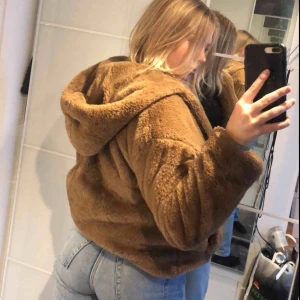  - ❤️Superfin Teddy Jacka från ZARA i storlek S. Knappt använd och är därför i mycket bra skick. Nypris 799kr, mitt pris 270kr. Mötas upp i Stockholm eller att köparen står för frakten ❤️