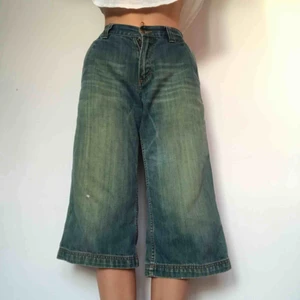  - Snyggaste jeansen du kan hitta! Insydda i midjan och passar därför flera olika storlekar. Modellen är mycket unik och kan garantera att du ej hittar den någon annanstans. Målat fickorna själv. Orginalpris 799kr, vintage, säljs ej längre. 