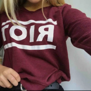  - Säljer denna skitballa tröja ifrån ”RedLabe”. Den är vinröd och har ett vitt tryck på bröstet där det står ”RIOT”. Jag säljer den för att den är för liten. Frakt tillkommer!🌺