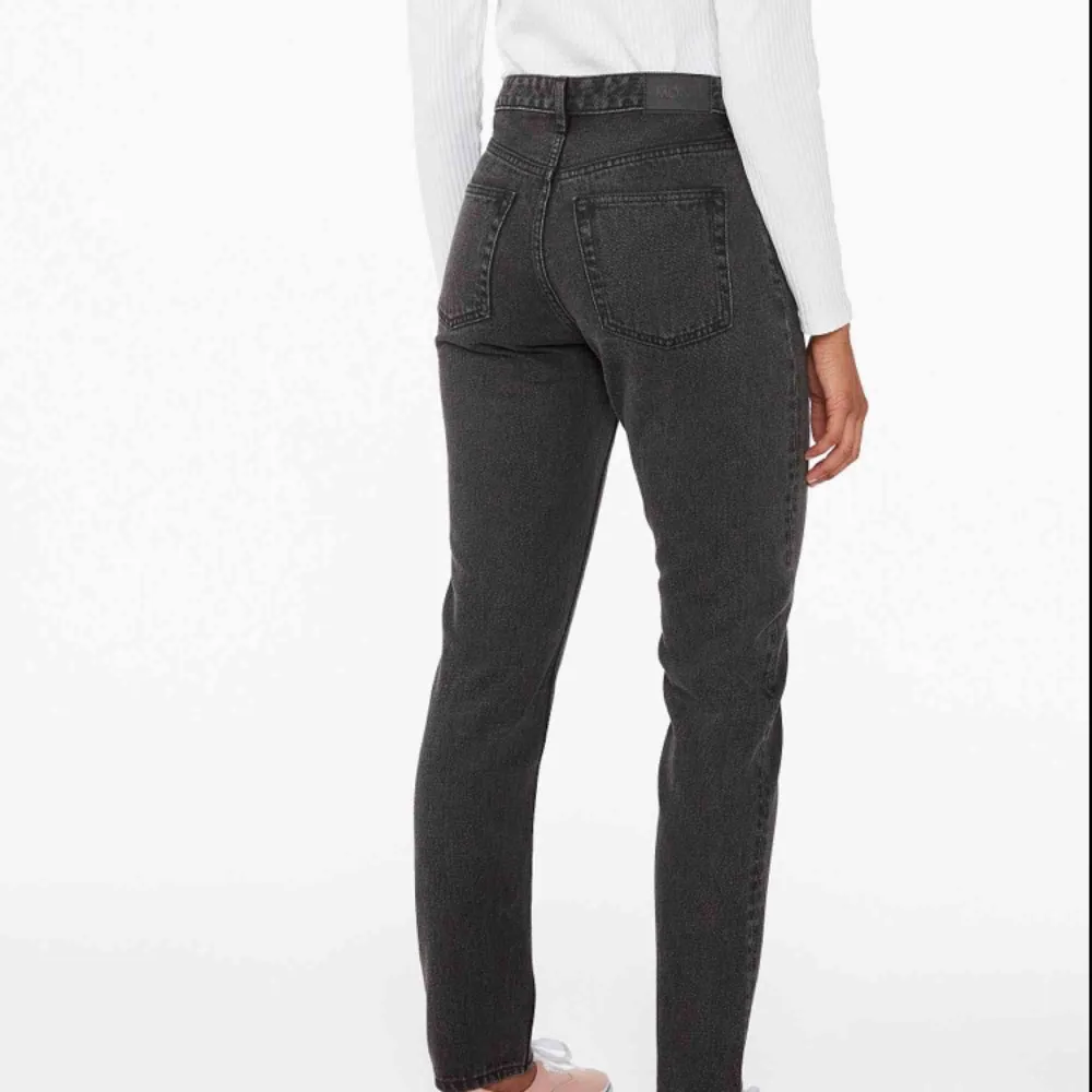 Svarta kimomo jeans från Monki. Köpta här på Plick men var för små. Jeansen är i gott skick. Frakt tillkommer. . Jeans & Byxor.