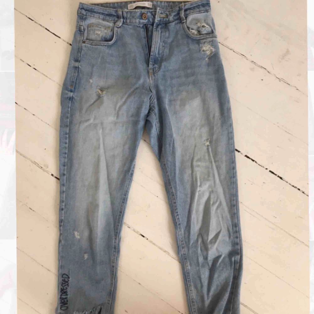 Jag säljer ett par jeans med slitningar på ifrån Zara i storlek 36. Säljer pga att jag har bytt stil. Köparen står för frakten och betalningen sker via swish.☺️🦋. Jeans & Byxor.