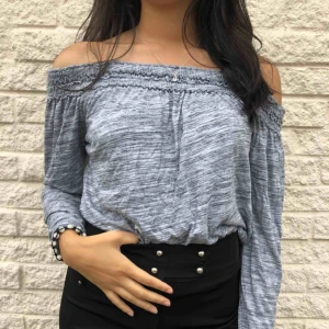  - Grå/vit off shoulder från bikbok i strl S⚡️⚡️ Väldigt skönt material och funkar till nästan allt!! Använd ett fåtal gånger men fortfarande fint skick🦋 Eventuell frakt tillkommer!